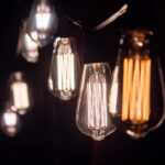 žluté nebo bílé světlo