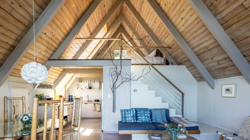 Interiér dřevěné chatky