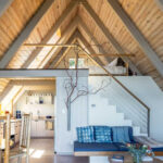 Interiér dřevěné chatky