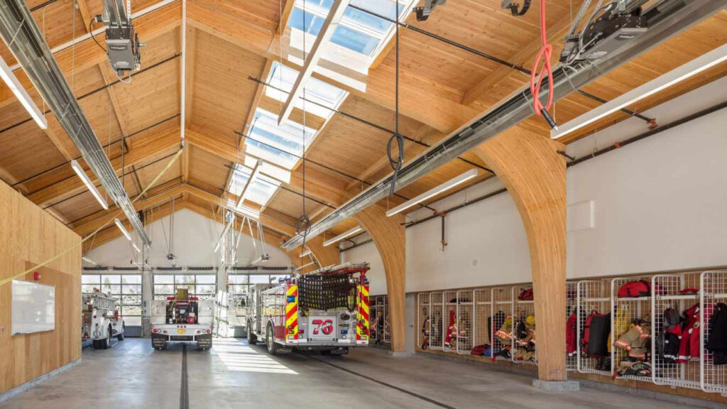 Hasičská stanice, obložená kovem, opalen dřevo