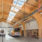 Hasičská stanice, obložená kovem, opalen dřevo