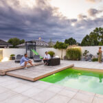 Bazén je vybaven posuvným plochým zastřešením, které dokonale splývá s okolní terasou. Zastřešení chrání bazén před nečistotami a zároveň šetří prostor v zahradě.