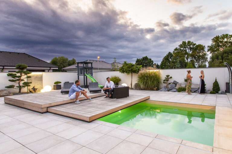 Bazén je vybaven posuvným plochým zastřešením, které dokonale splývá s okolní terasou. Zastřešení chrání bazén před nečistotami a zároveň šetří prostor v zahradě.