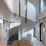 Vila, točité otevřené schodiště