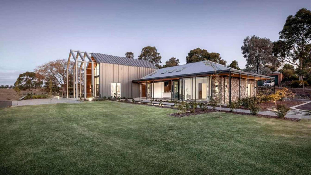 Dům, vila, obložená dřevem, zahrada