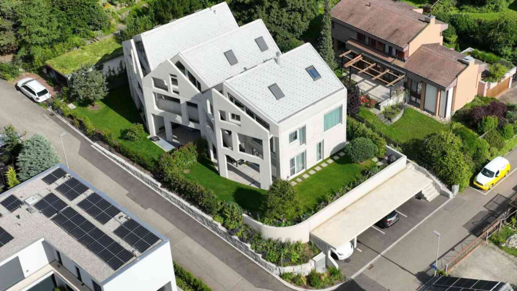 Trojdům postavený z bílého betonu