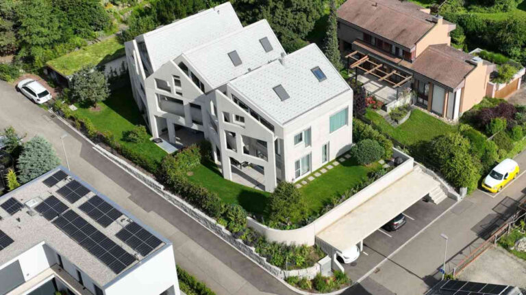 Trojdům postavený z bílého betonu