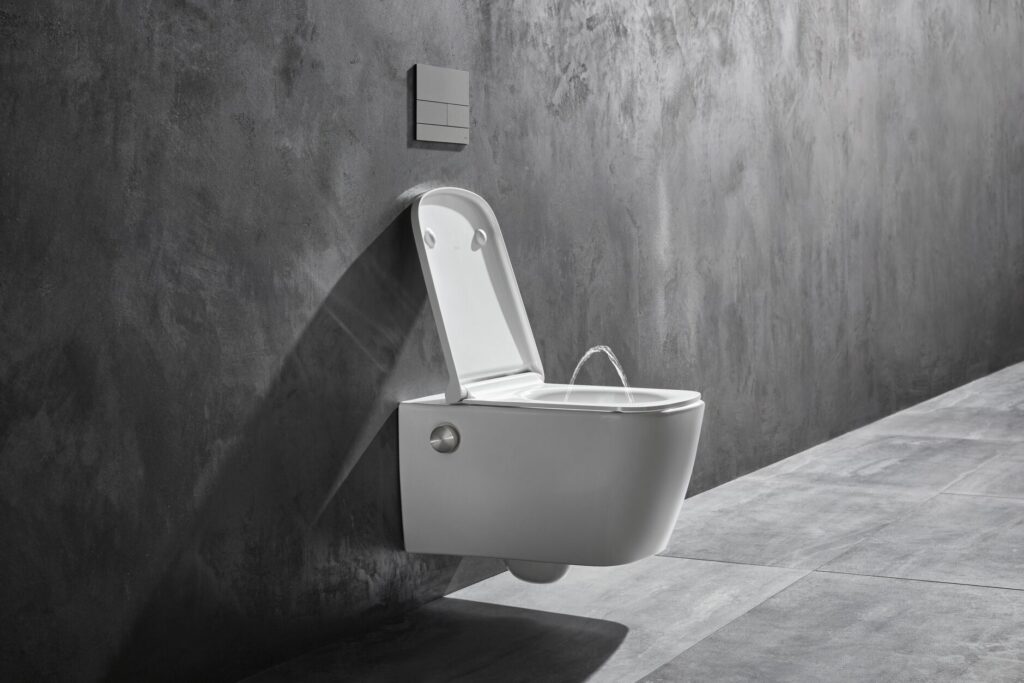 Tece sprchovací toaleta