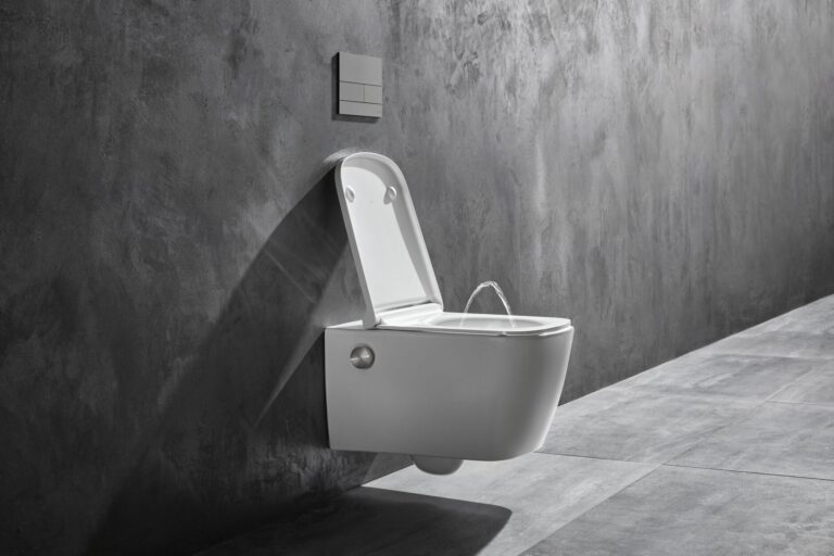 Tece sprchovací toaleta