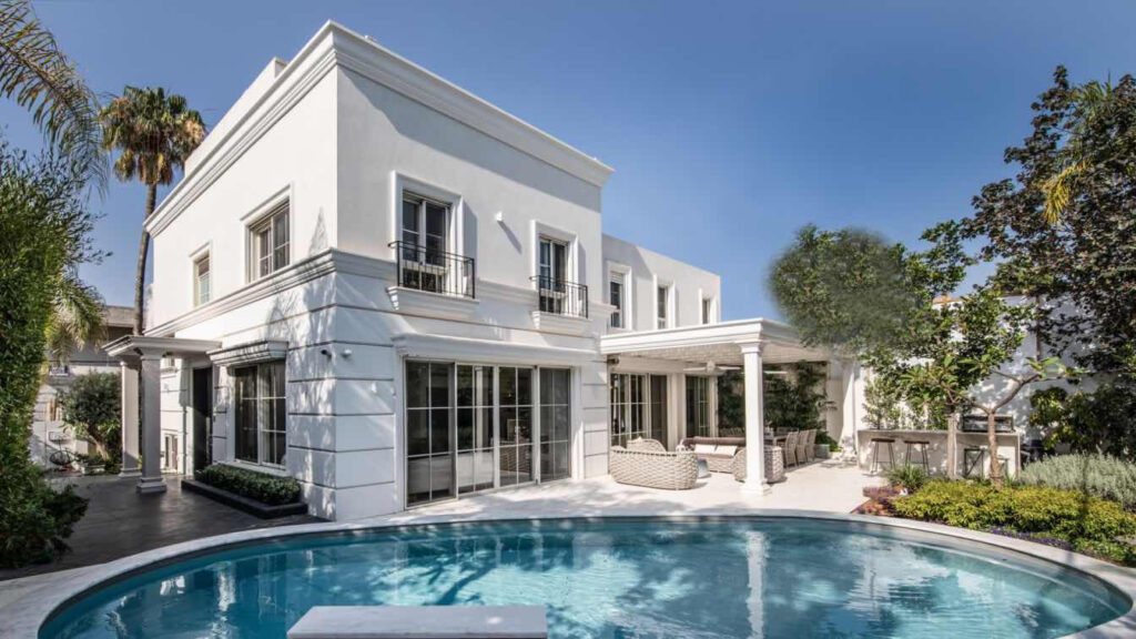 Bílý dům v anglickém stylu s bazénem.