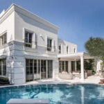 Bílý dům v anglickém stylu s bazénem.