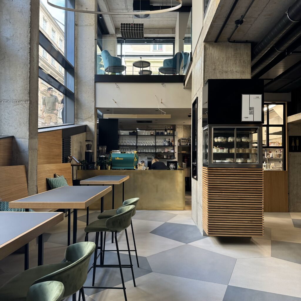 Kavárna s moderní dlažbou