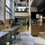 Kavárna s moderní dlažbou