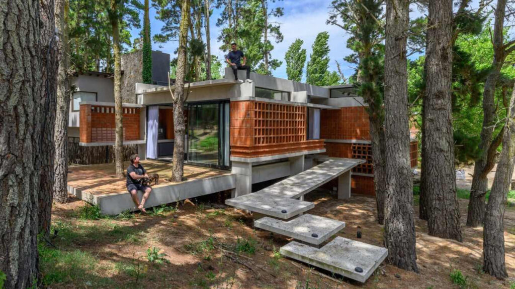 Dům z cihel uprostřed lesa.