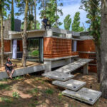 Dům z cihel uprostřed lesa.