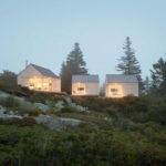 Minimalistický dřevěný dům, světlé dřevo.