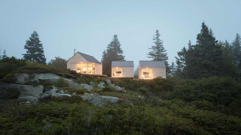 Minimalistický dřevěný dům, světlé dřevo.