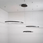 Svítidla tvoří kovové prstence s integrovaným LED osvětlením