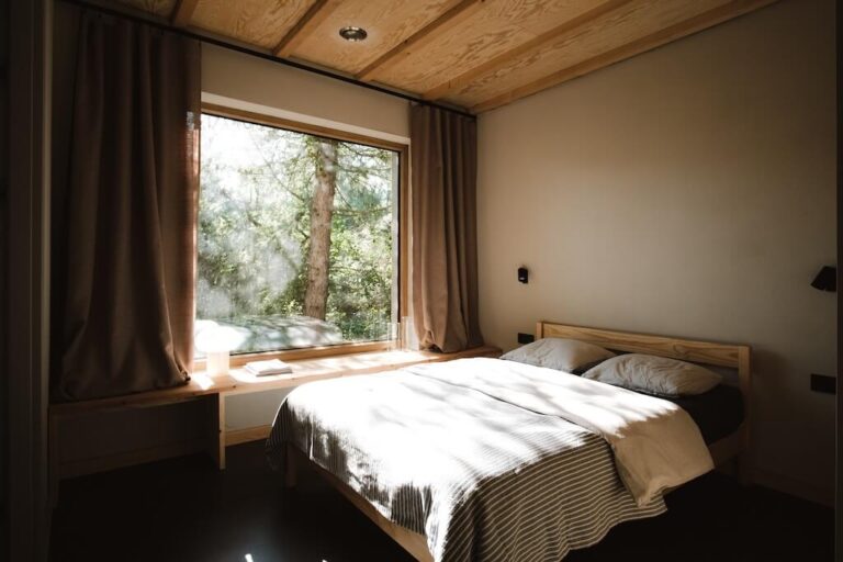 Minimalistický letní dům s velkoformátovým oknem