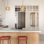 Rekonstrukce bytu v historickém domě. Světlá kuchyně.