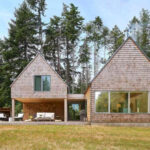 Moderní chata v lese: jednoduchá architektura, dřevěné obložení, velká okna