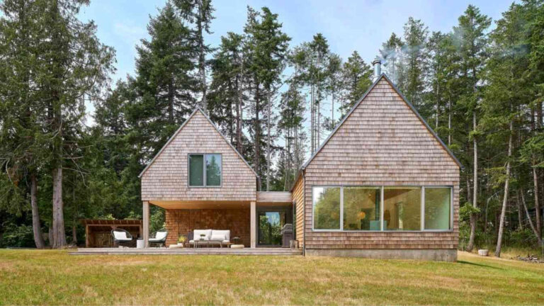 Moderní chata v lese: jednoduchá architektura, dřevěné obložení, velká okna