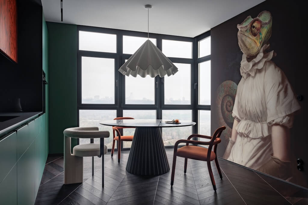 Kuchyň s betonovým pilířem, uměleckým obrazem a zelenými dvířky z dýhy Alpi