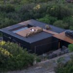 Dřevěný dům se vstupem přes střechu