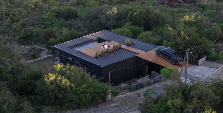 Dřevěný dům se vstupem přes střechu