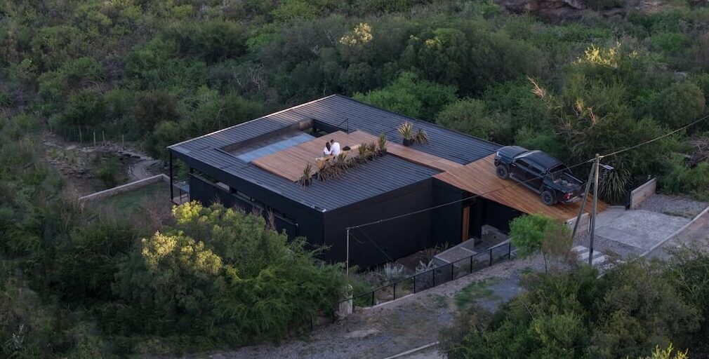 Dřevěný dům se vstupem přes střechu